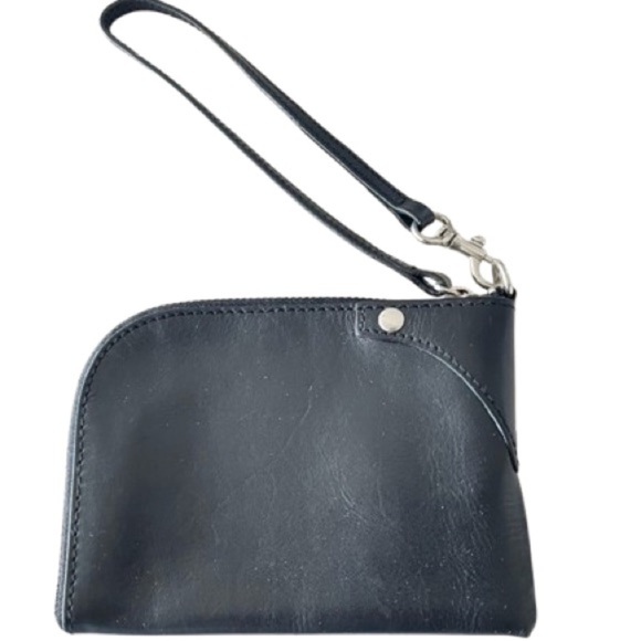 GAP BLACK LEATHER ZIPPED CLOSURE WRISTLET - Picture 1 of 10